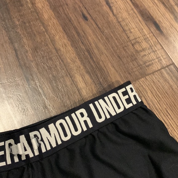 black loose fitted under armour shorts - Picture 3 of 5